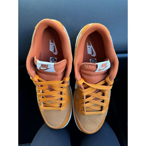 F78 - SIZE 10 MEN\'S NIKE DUNK LOW RETRO SE MONARCH /FLAX/DARK RUSSET/ BROWN HJ91 main image 4